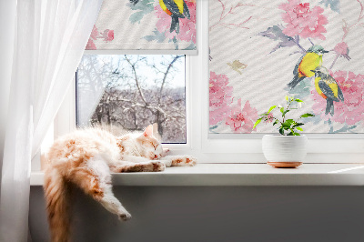 Store intérieur avec motif d’oiseaux sur les fleurs