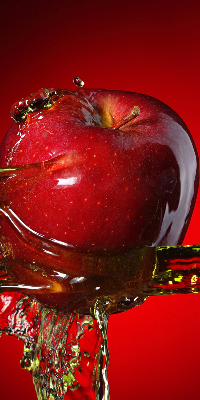 Store enrouleur une pomme arrosée d'eau