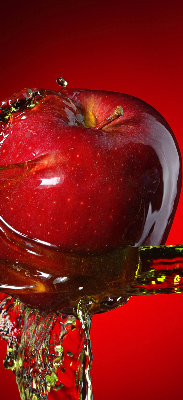 Store enrouleur une pomme arrosée d'eau