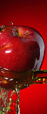 Store enrouleur une pomme arrosée d'eau