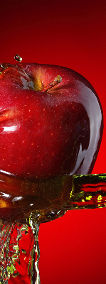 Store enrouleur une pomme arrosée d'eau