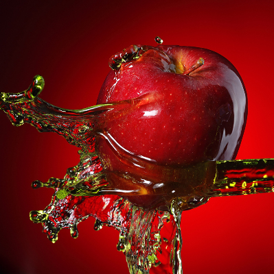 Store enrouleur une pomme arrosée d'eau