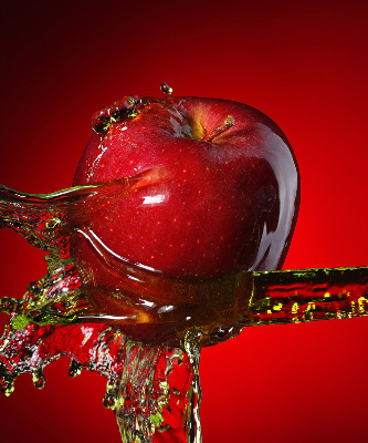 Store enrouleur une pomme arrosée d'eau