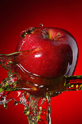 Store enrouleur une pomme arrosée d'eau