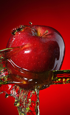 Store enrouleur une pomme arrosée d'eau