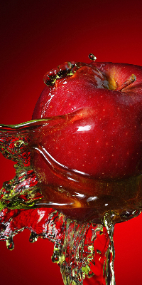 Store enrouleur une pomme arrosée d'eau