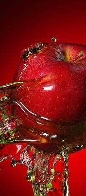 Store enrouleur une pomme arrosée d'eau