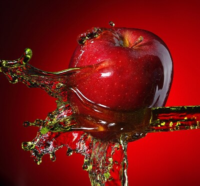 Store enrouleur une pomme arrosée d'eau