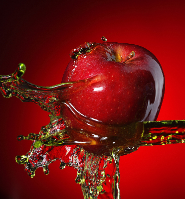 Store enrouleur une pomme arrosée d'eau
