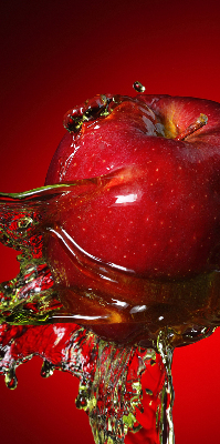 Store enrouleur une pomme arrosée d'eau
