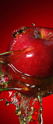 Store enrouleur une pomme arrosée d'eau