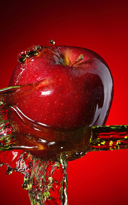 Store enrouleur une pomme arrosée d'eau