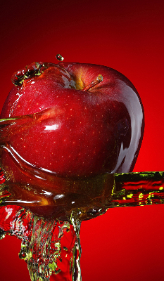 Store enrouleur une pomme arrosée d'eau