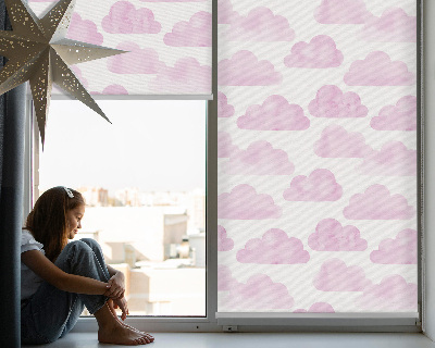 Store intérieur fenêtre avec motif de nuages roses
