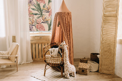 Store intérieur avec flamants roses et fleurs