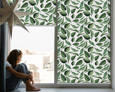 Store intérieur fenêtre avec feuilles tombant des arbres