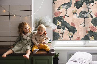Store intérieur fenêtre avec héron sur fond rose