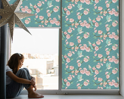 Store intérieur avec motif d'oiseaux parmi les branches