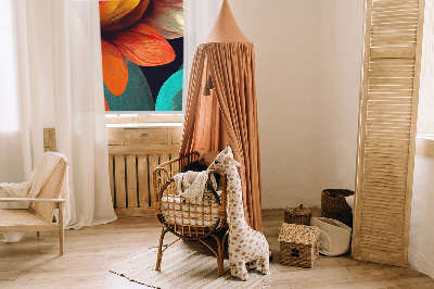 Store intérieur avec fleurs abstraites