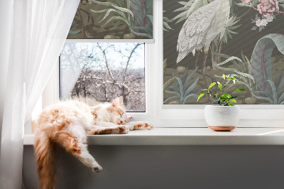 Store enrouleur avec motif d’oiseaux près de l’arbre