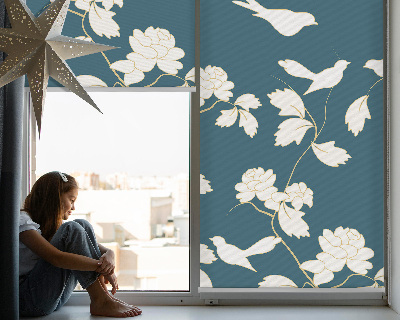 Store intérieur avec des oiseaux blancs sur des fleurs blanches