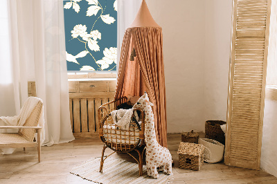 Store intérieur avec des oiseaux blancs sur des fleurs blanches