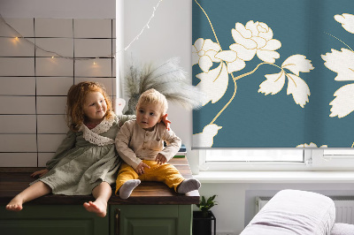 Store intérieur avec des oiseaux blancs sur des fleurs blanches