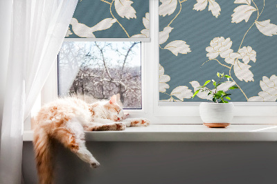 Store intérieur avec des oiseaux blancs sur des fleurs blanches