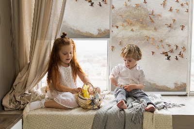 Store intérieur fenêtre avec un groupe d'oiseaux