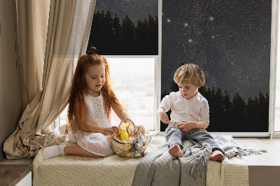 Store intérieur décoré avec des étoiles dans le ciel