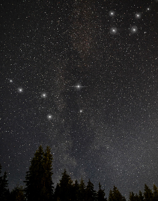 Store intérieur décoré avec des étoiles dans le ciel