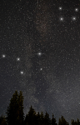 Store intérieur décoré avec des étoiles dans le ciel