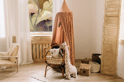 Store intérieur avec fleurs roses