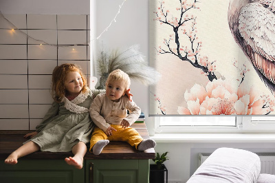 Store intérieur avec héron dans les fleurs