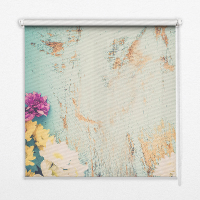 Store intérieur fenêtre sur fond bleu avec fleurs