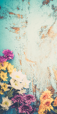Store intérieur fenêtre sur fond bleu avec fleurs
