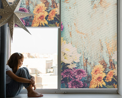Store intérieur fenêtre sur fond bleu avec fleurs