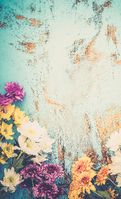 Store intérieur fenêtre sur fond bleu avec fleurs