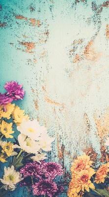 Store intérieur fenêtre sur fond bleu avec fleurs