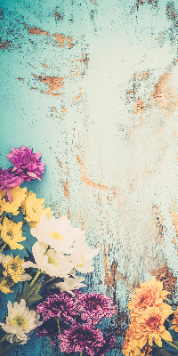 Store intérieur fenêtre sur fond bleu avec fleurs