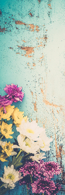 Store intérieur fenêtre sur fond bleu avec fleurs