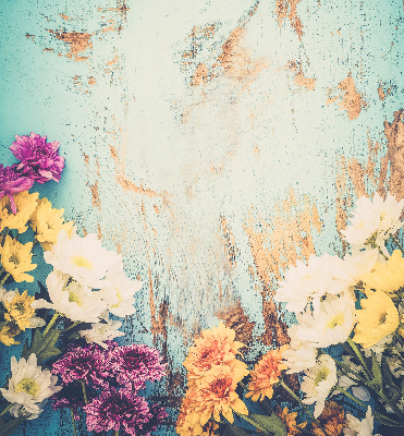 Store intérieur fenêtre sur fond bleu avec fleurs