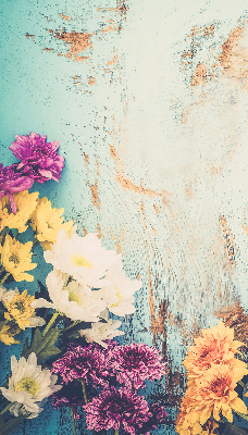 Store intérieur fenêtre sur fond bleu avec fleurs