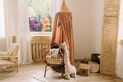 Store intérieur fenêtre sur fond bleu avec fleurs