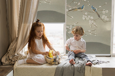 Store intérieur avec oiseaux sur une branche