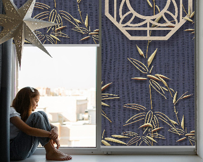 Store intérieur fenêtre pour la fenêtre avec vue sur le lac derrière les fleurs