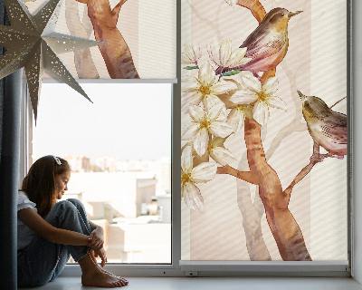 Store enrouleur oiseaux sur un arbre fleuri