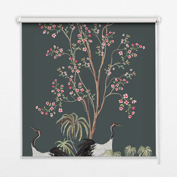 Store intérieur avec motif d'oiseaux près du rosier