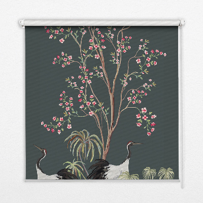 Store intérieur avec motif d'oiseaux près du rosier