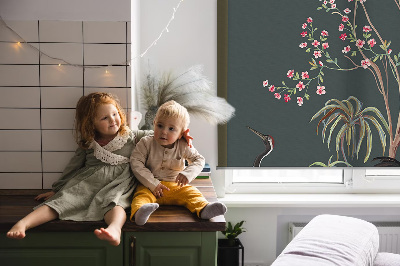 Store intérieur avec motif d'oiseaux près du rosier
